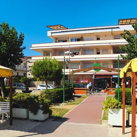 In With Parking Space Lägenhet Silvi Marina